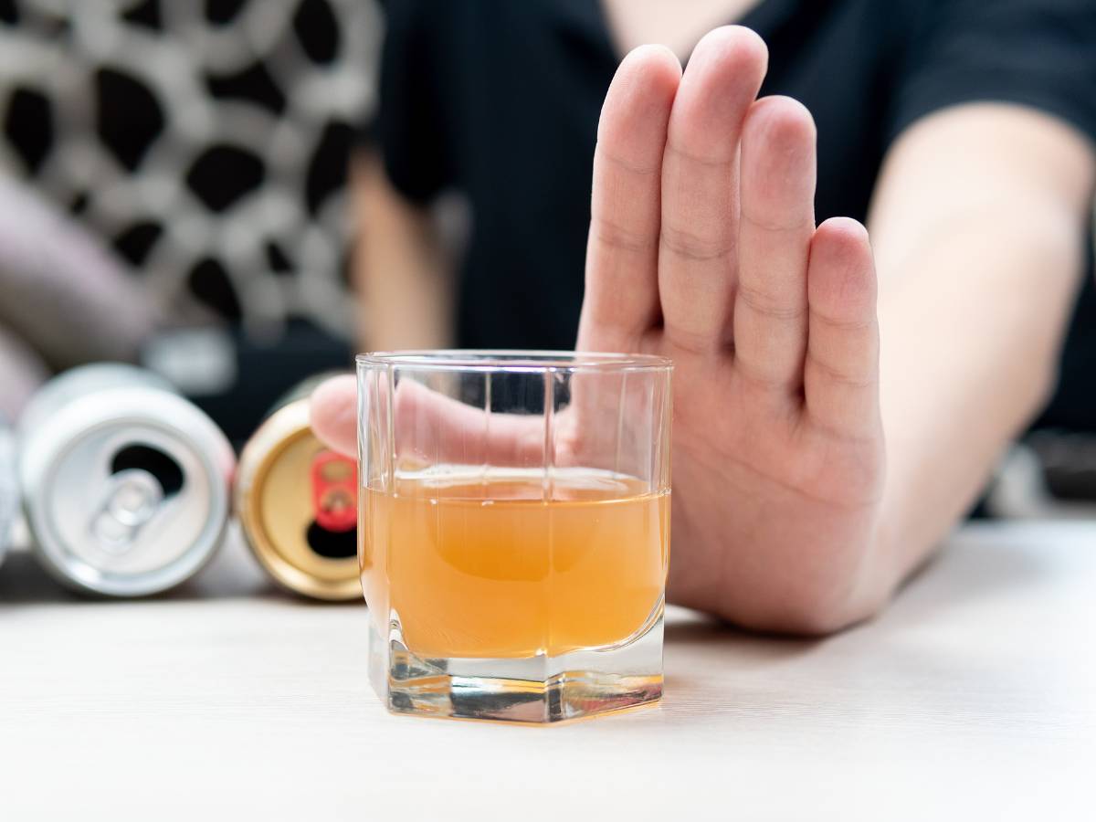 Drink i ręka w geście odmowy. Obrazek w artykule Sposób na alkoholika. Jak walczyć z uzależnieniem od alkoholu bliskiego