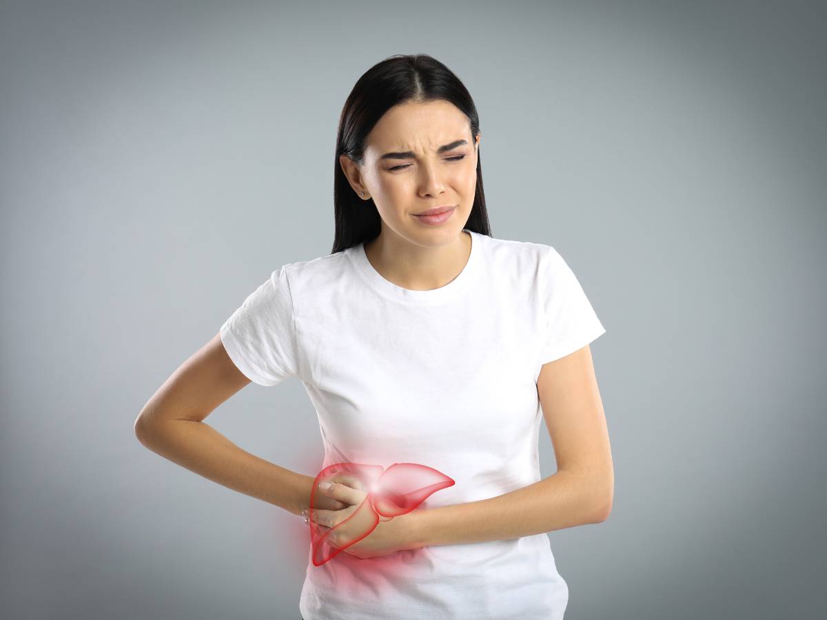 Kobieta z bólem wątroby. Obrazek w artykule Domowy sposób na ból wątroby. Skuteczne metody łagodzenia objawów bólowych