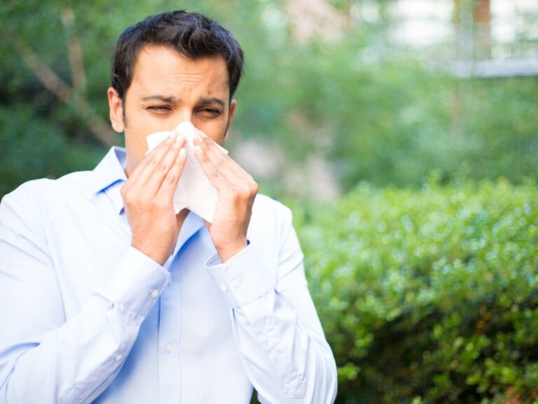 Mężczyzna z bóle zatok. Obrazek w artykule Domowy sposób na zatoki. Naturalne sposoby na złagodzenie objawów.