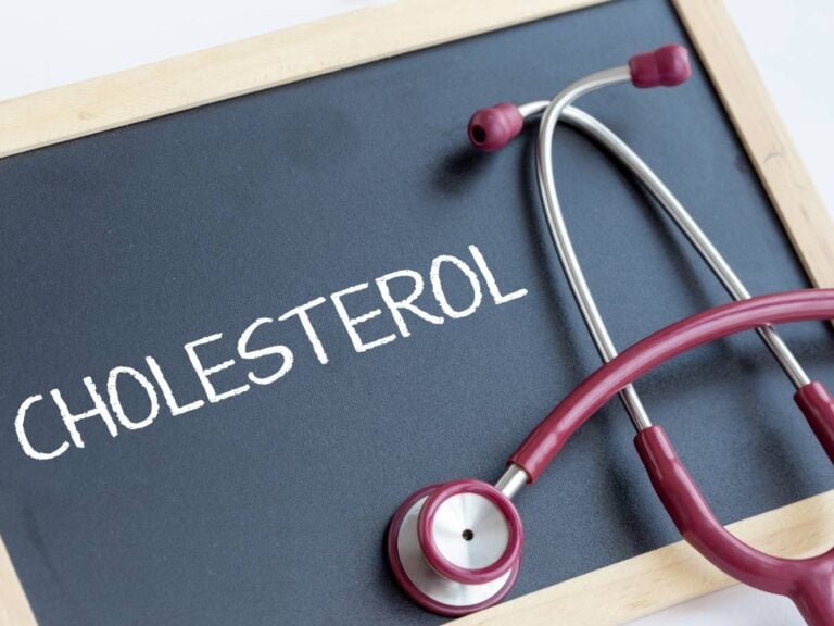 Stetoskopy i napis. Obrazek w artykule Sposób babci na obniżenie cholesterolu: sprawdzone metody