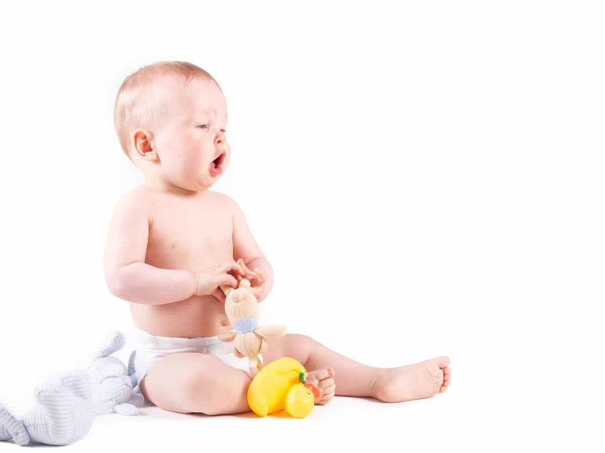 Dziecko w czkawką. Obrazek w artykule Sposób na czkawkę: Skuteczne sposoby na pozbycie się uciążliwego objawu