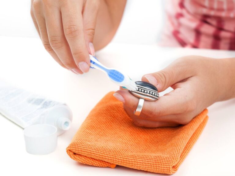 Czyszczenie pierścionka. Obrazek w artykule Domowy sposób czyszczenia srebra. Jak wyczyścić swoje srebrne przedmioty?