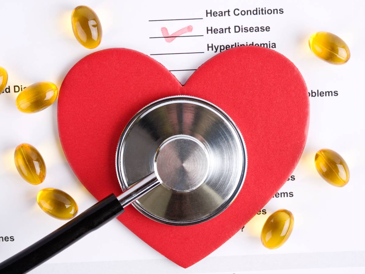 Rysunek serca i stetoskop. Obrazek w artykule Domowy sposób na migotanie przedsionków: skuteczne metody leczenia w zaciszu własnego domu.