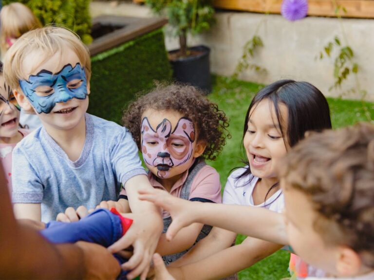 Dzieci z malowanymi buziami. Obrazek w artykule Sposoby na nudę dla dzieci. 10 pomysłów na kreatywne pozbycie się nudy dla dzieci