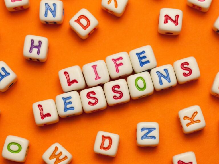 Klocki z napisem Life lessons. Obrazek w artykule 101 lekcji, które zmienią twój sposób myślenia. Jak zmienić swoje myślenie i osiągnąć sukces