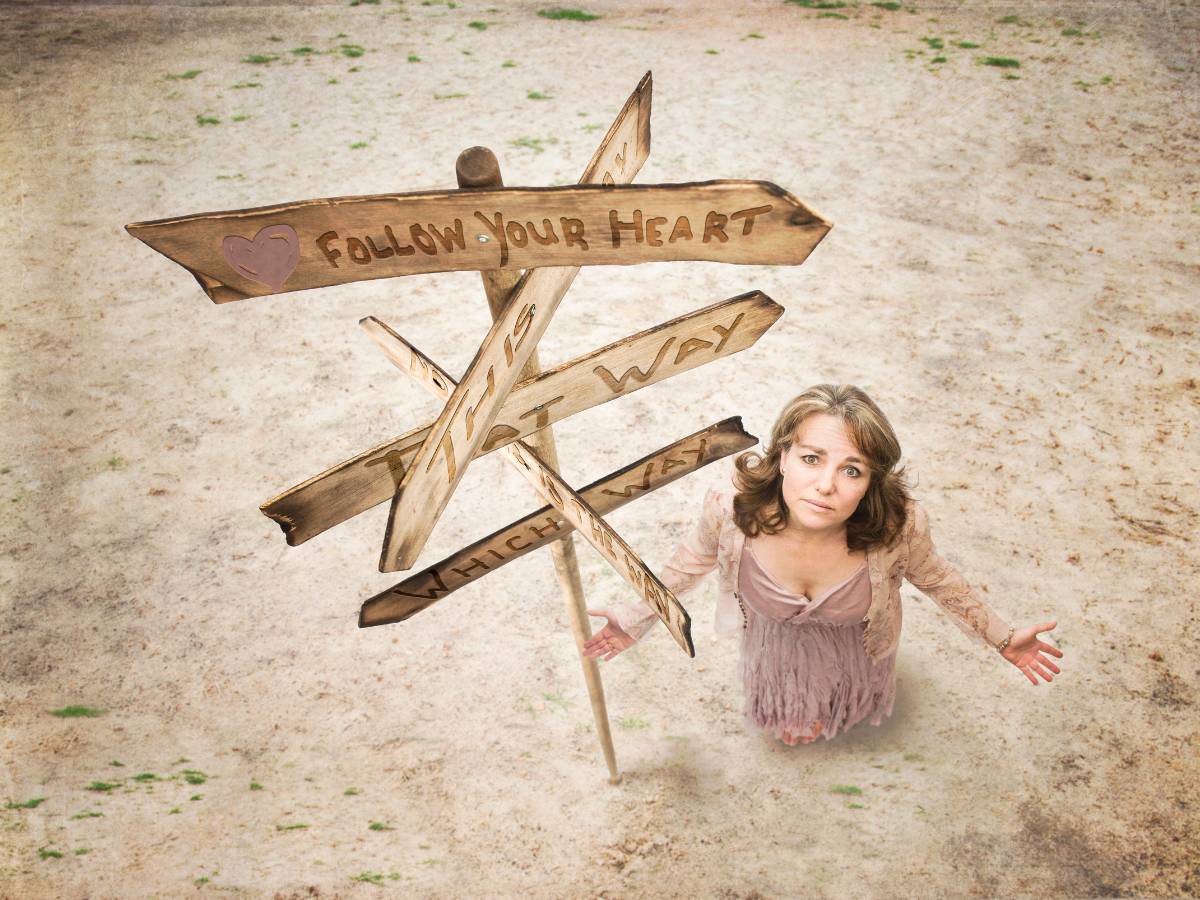 Kobieta i znak drogowy. Obrazek w artykule Sposób na niezdecydowanego faceta. Jak przekonać mężczyznę do siebie