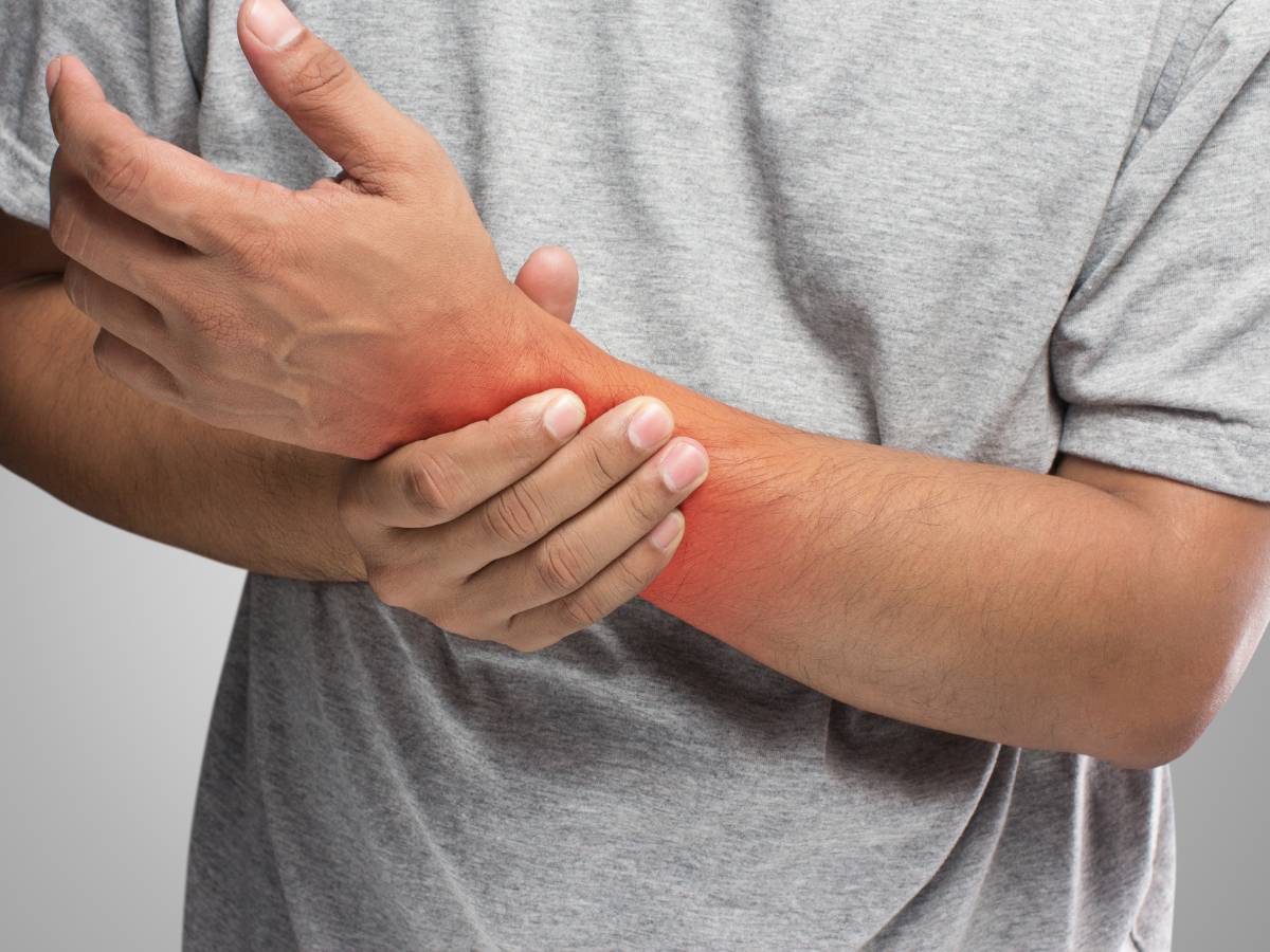 Ręka po złamaniu. Obrazek w artykule Domowe sposoby na opuchliznę po złamaniu. Jak łagodzić ból i zmniejszyć opuchliznę po złamaniu?