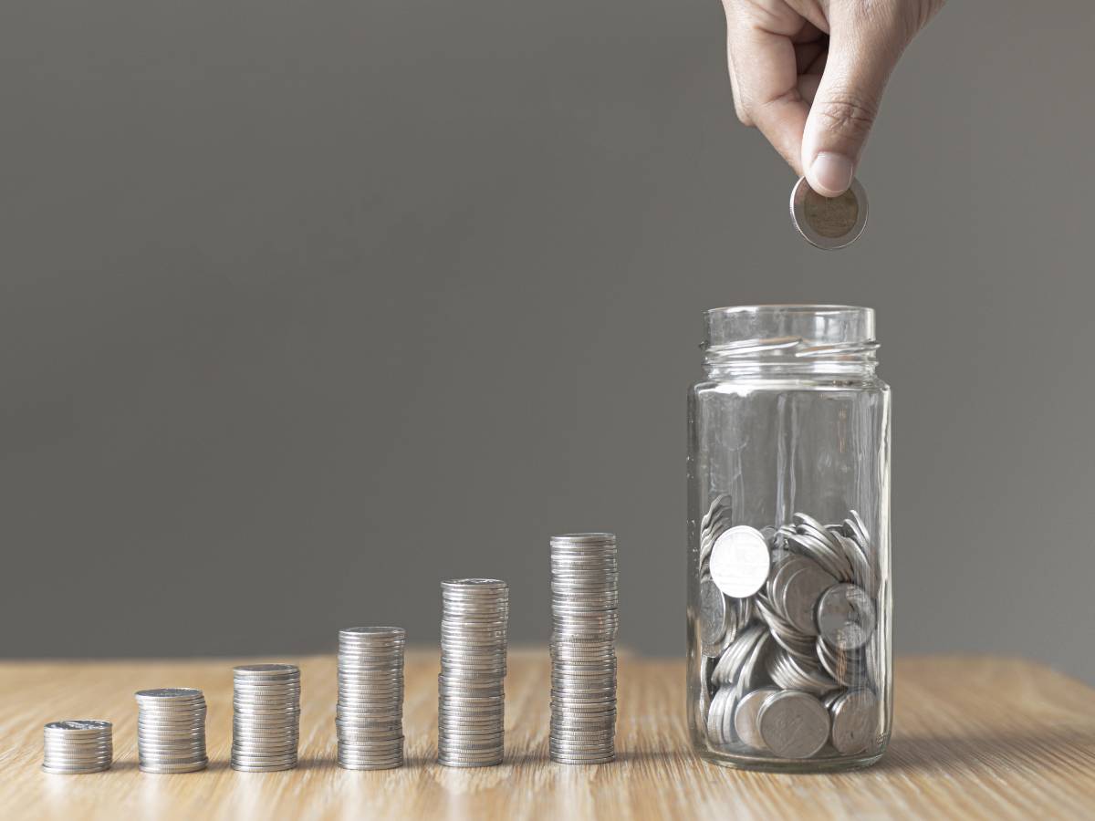 Słoiki z pieniędzmi. Obrazek w artykule Sprytne sposoby na oszczędzanie pieniędzy w codziennym życiu