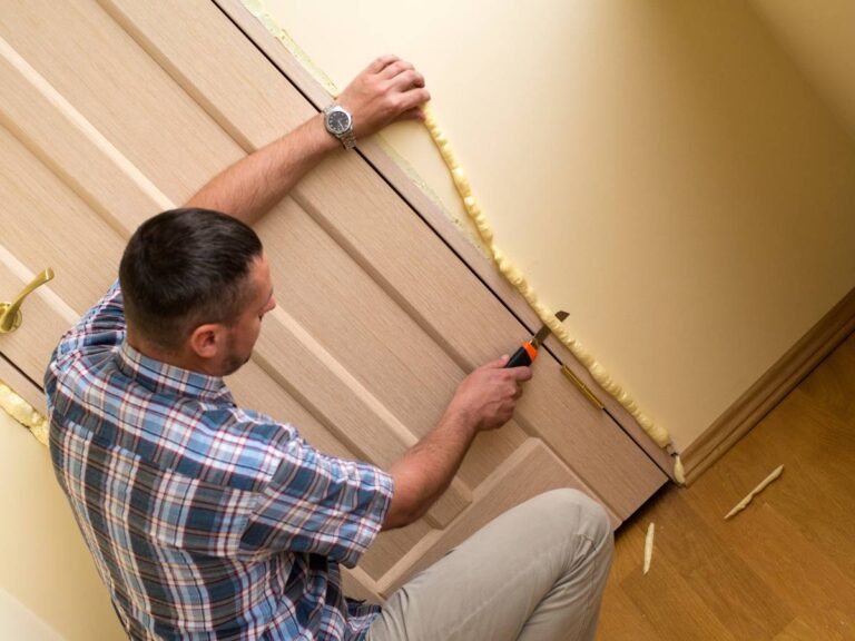 Układanie paneli. Czym zmyć piankę montażową? Najlepsze domowe sposoby