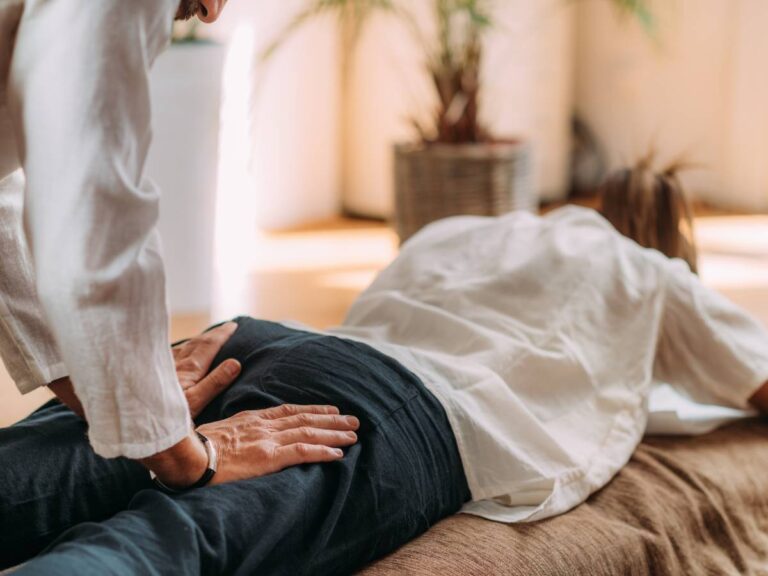 Pacjent na rehabilitacji. Obrazek w artykule Rwa kulszowa - domowe sposoby na złagodzenie bólu. Sposoby na łagodzenie rwy kulszowej