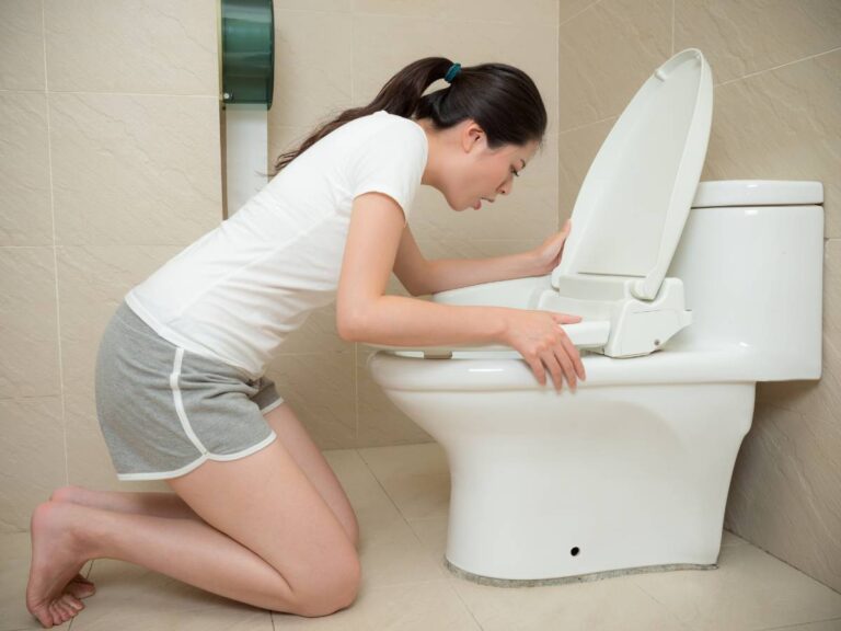 Wymiotująca kobieta. Obrazek w artykule Sposób na mdłości. Praktyczne porady i sposoby na mdłości.