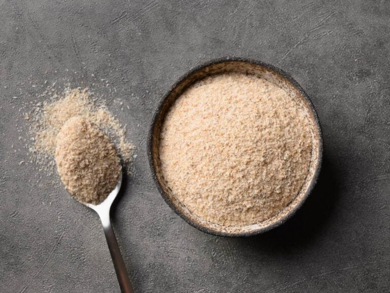 Łyżka i miseczka z proszkiem. Domowy sposób na przeczyszczenie. Naturalne metody i skuteczne sposoby przeczyszczające