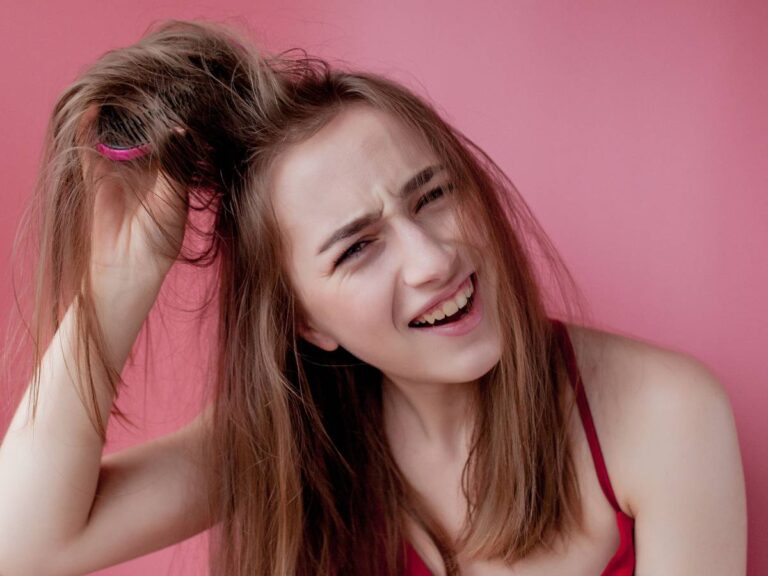 Kobieta dba o włosy. Obrazek w artykule Sposób na przetłuszczające się włosy. Skuteczne porady i triki na przetłuszczające się włosy.