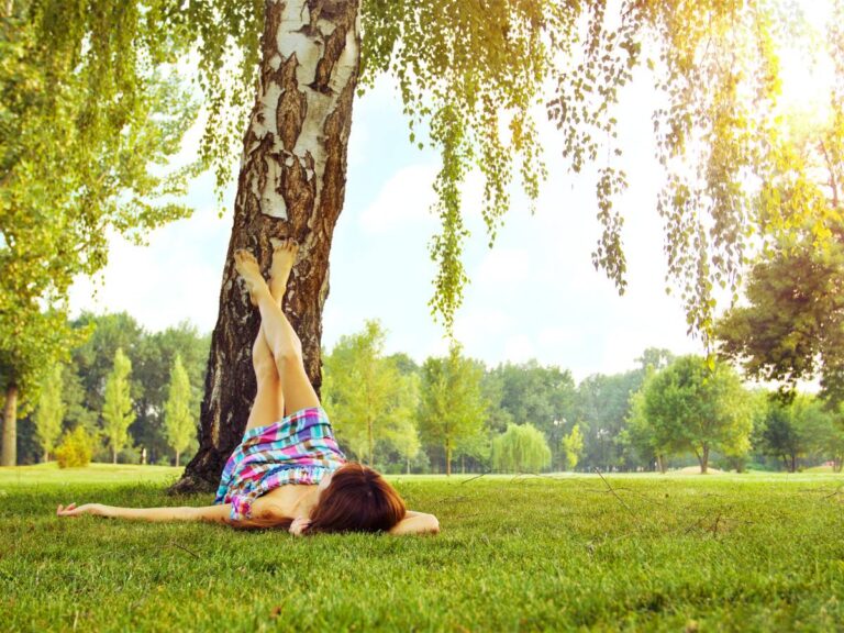 Kobieta w parku. Obrazek w artykule Jak w ciekawy sposób można spędzać wolny czas. Praktyczne pomysły i porady