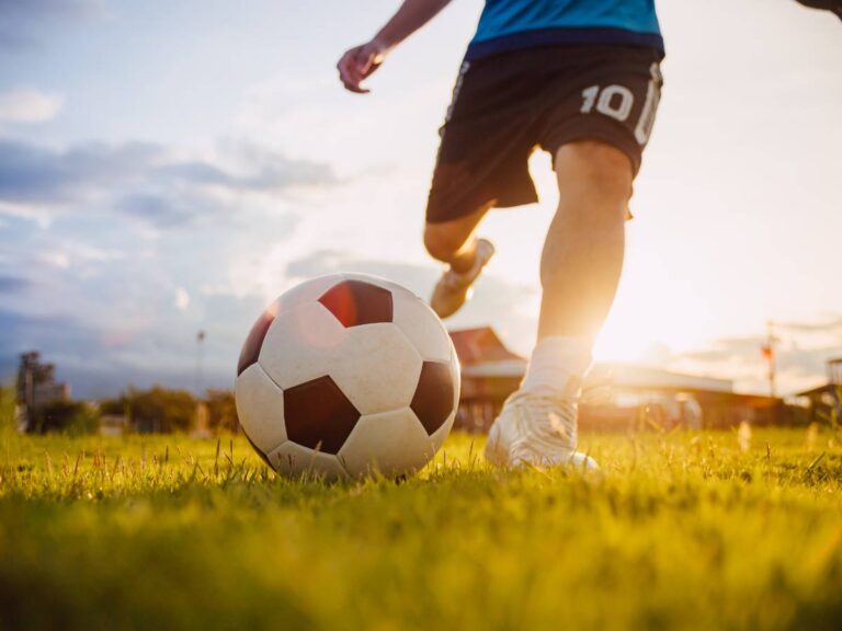 Piłkarz w grze. Obrazek w artykule Sposób na zakwasy. Skuteczne sposoby na złagodzenie bólu mięśni.