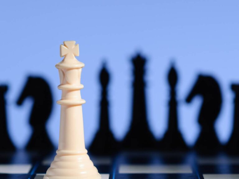 Szachy i biały hetman. Obrazek w artykule W jaki sposób władza wpływa na człowieka? Analiza częstych przypadków.