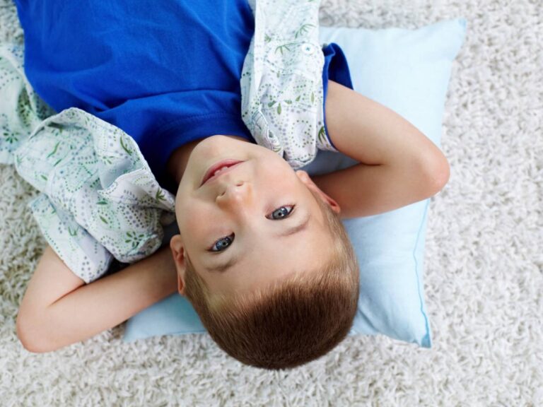 Chłopczyk po kąpieli. Obrazek w artykule Naturalne sposoby na wyciszenie dziecka. Skuteczne metody wyciszania dziecka przed snem