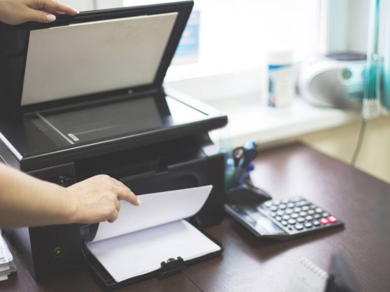 Drukarka pracuje. Obrazek w artykule Domowe sposoby na zaschnięty tusz do drukarki. Jak udrożnić wysuszony tusz?