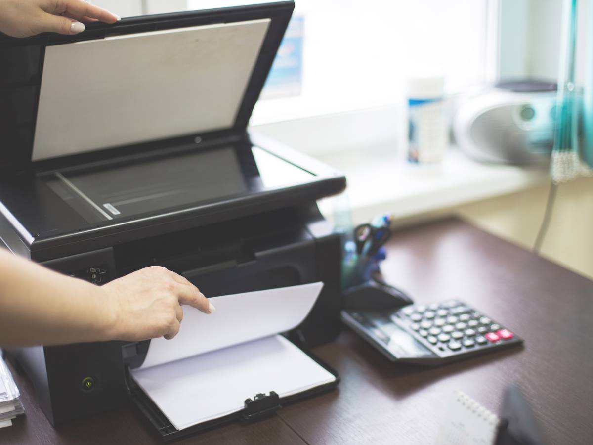 Drukarka pracuje. Obrazek w artykule Domowe sposoby na zaschnięty tusz do drukarki. Jak udrożnić wysuszony tusz?