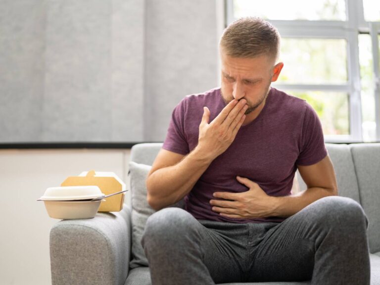 Mężczyzna ze zgagą. Obrazki w artykule Domowy sposób na zgagę: skuteczne i naturalne sposoby