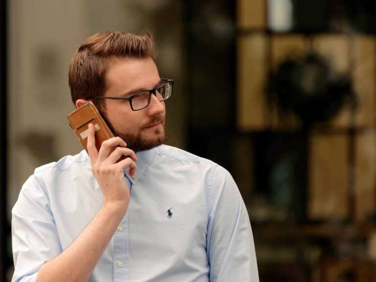 Mężczyzna z telefonem. Obrazek w artykule Jak zmienić głos przez telefon? Domowe sposoby.