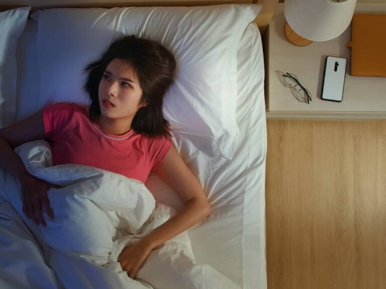 Kobieta w łóżku nie może spać. Obrazek w artykule Sposoby na bezsenność po alkoholu. Jak poradzić sobie z bezsennością po alkoholu?