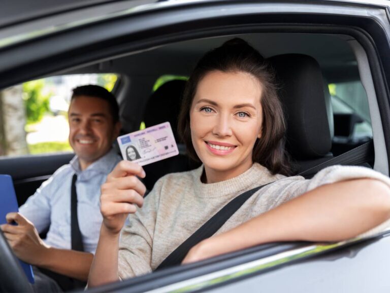 Kobieta w samochodzie przed egzaminem. Obrazek w artykule Sposoby na stres przed egzaminem na prawo jazdy. Poradnik dla przyszłych kierowców