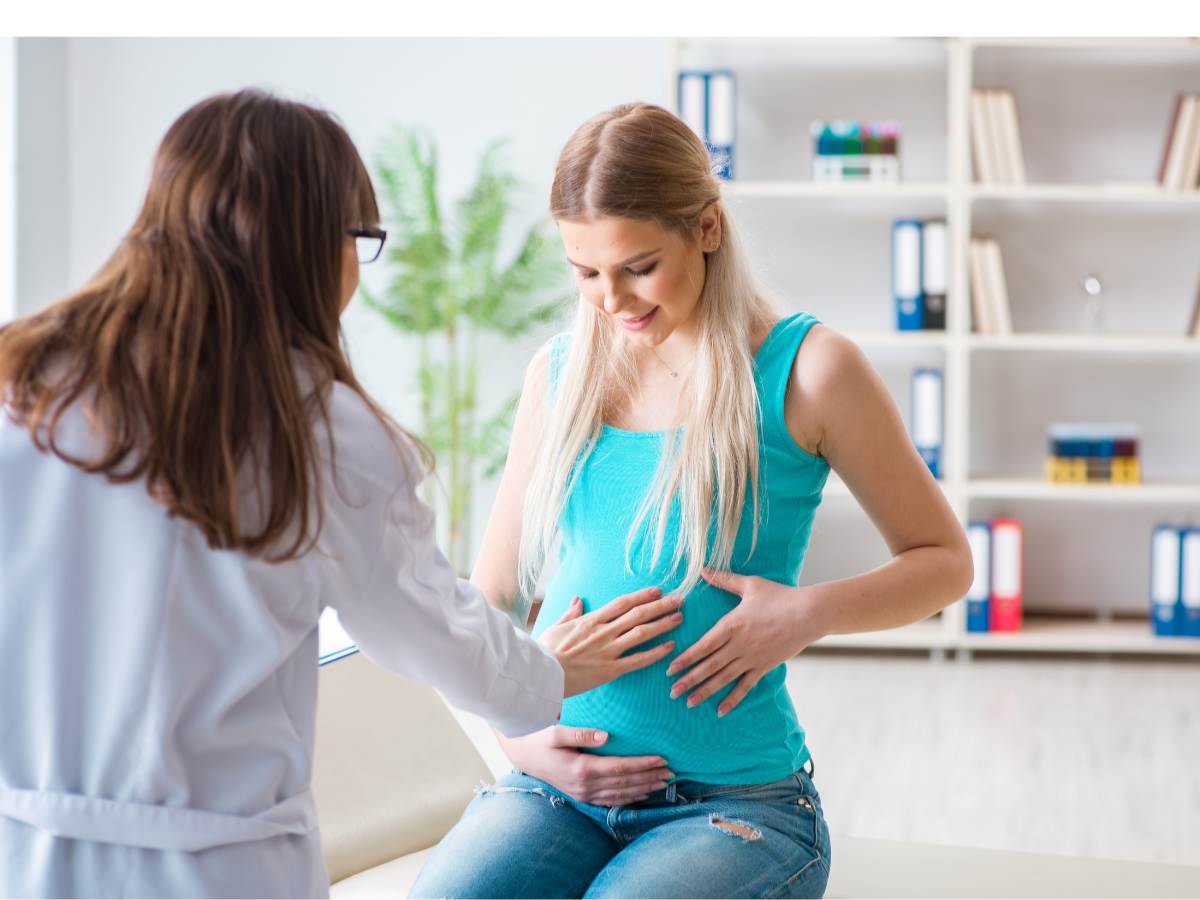 Kobieta u lekarza. Obrazek w artykule Jak sprawdzić czy jestem w ciąży domowymi sposobami? Poradnik dla kobiet