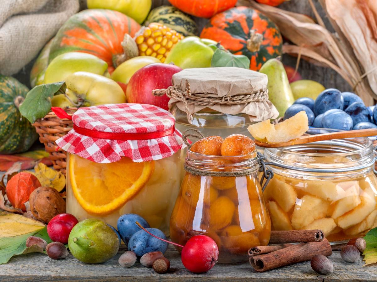 Słoiki z domowymi sałatkami. Obrazek w artykule Sposoby konserwowania żywności. Jak konserwować żywność, żeby przedłużyć trwałość produktów?