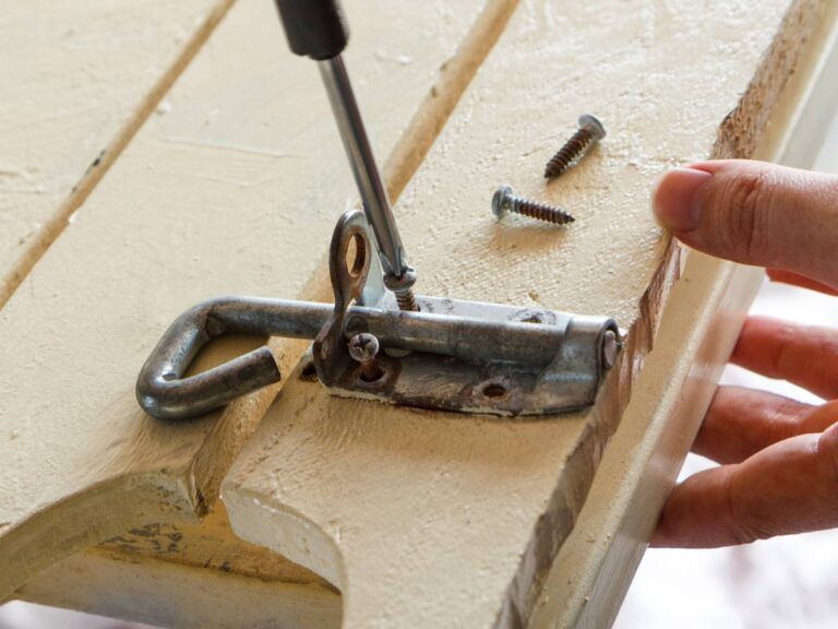 Stare drzwi i wykręcanieśruby. Obrazek w artykule Jak odkręcić zapieczoną śrubę? Domowe sposoby, które pomagają wykręcić zapieczone śruby