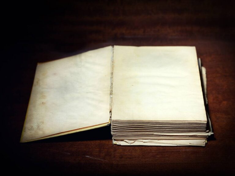 Książka w naprawie. Obrazek w artykule Jak naprawić zniszczone książki. Poradnik naprawiania zniszczonych książek