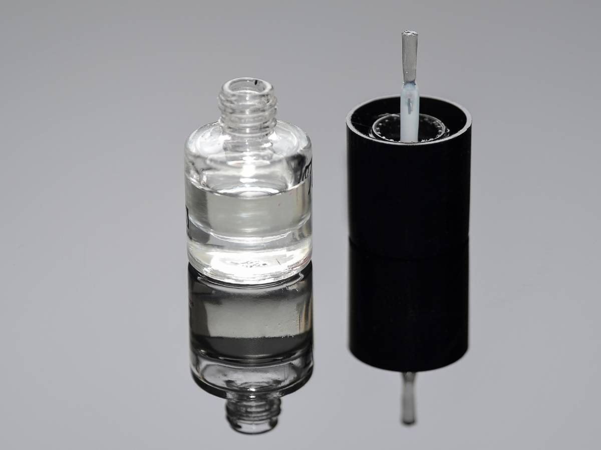 bezbarwny lakier do paznokci